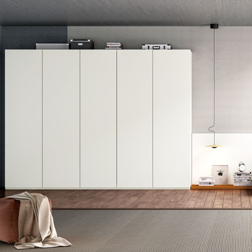 Armoire contemporaine - BASE - EMEDE - en bois laqué / à portes battantes / à tiroir