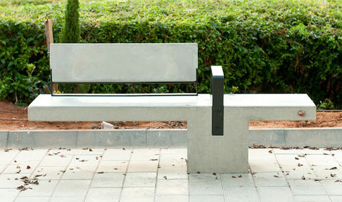 Banc public contemporain - LIBRA - Arica Urban - en fer / en béton / avec dossier