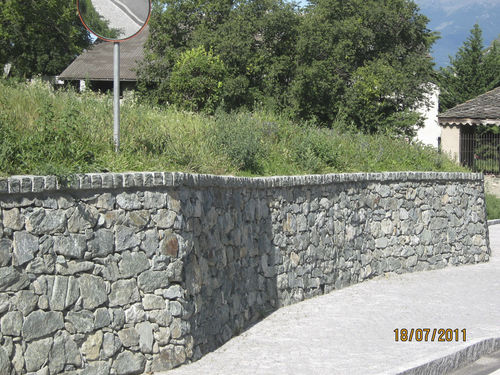 Mur de soutènement en pierre - CAPINAT SA - préfabriqué / pour clôture de jardin