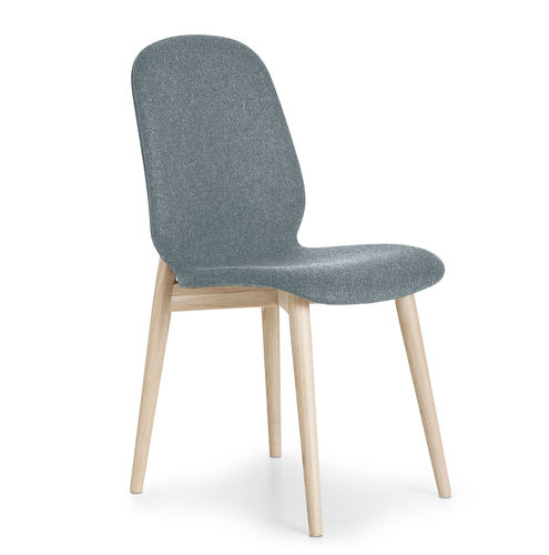 Chaise design scandinave - TRADITION - PBJ Mobler ApS - d'intérieur / en tissu / avec piètement en bois massif