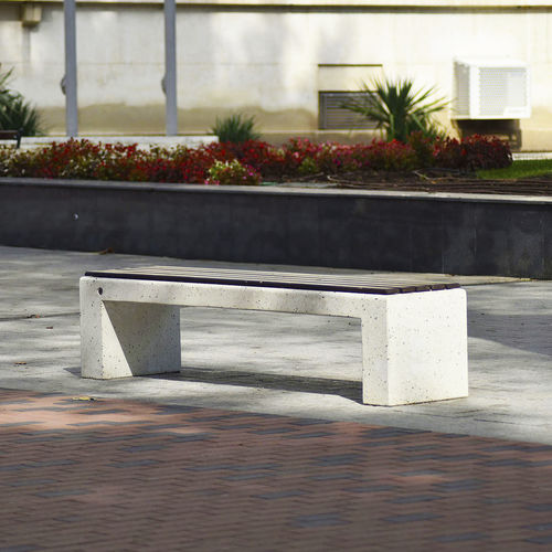 Banc public contemporain - 126 - Encho Enchev - ETE - en iroko / en bambou / en béton à haute performance
