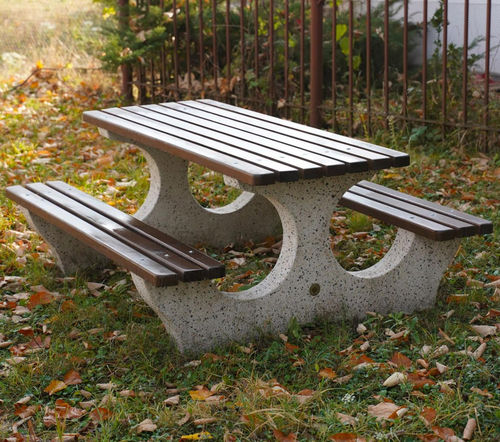 Table de pique-nique contemporaine - 108 - Encho Enchev - ETE - en iroko / en bambou / avec piètement en béton fibré