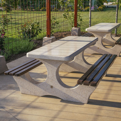 Table de pique-nique contemporaine - 116 - Encho Enchev - ETE - en iroko / en bambou / avec piètement en béton fibré