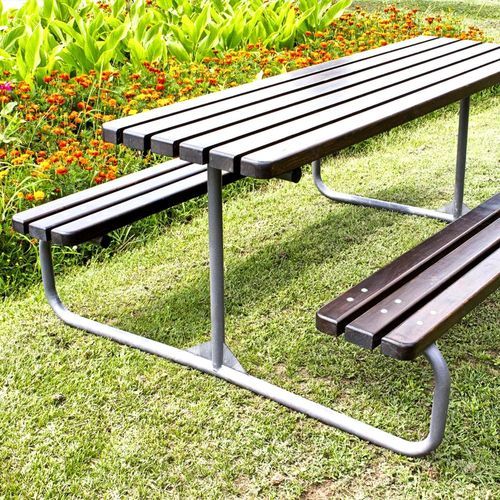 Table de pique-nique contemporaine - 113 - Encho Enchev - ETE - en bois / avec piètement en acier galvanisé / avec piètement en acier thermolaqué