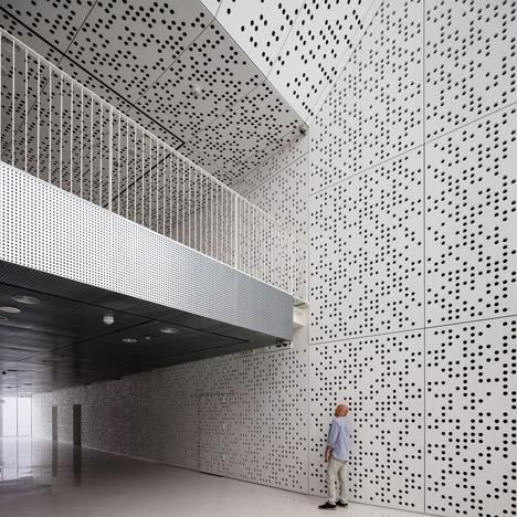 Panneau décoratif mural - Shanhe aluminum building material co.,ltd - en aluminium / perforé