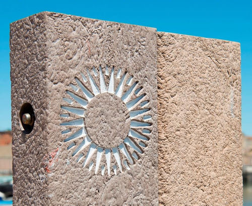 Totem décoratif - Extruplas - d'extérieur / pour les zones urbaines / résistant aux hautes températures