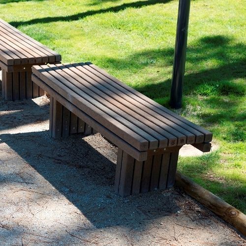 Banc public contemporain - Sesimbra - Extruplas - en plastique recyclé / sans dossier / sans accoudoirs