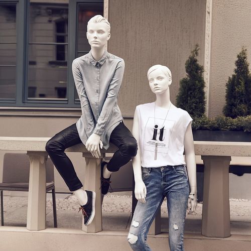 Mannequin de vitrine femme - NEW GENERATION - GENESIS MANNEQUINS - réaliste / en résine / assis