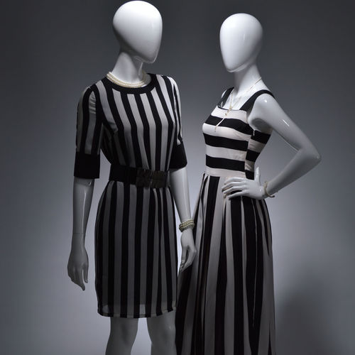 Mannequin de vitrine femme - ABBI - A2 MANNEQUIN - stylisé / assis