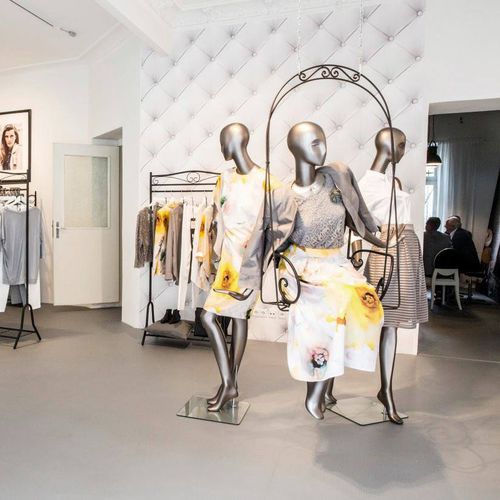Mannequin de vitrine femme - 55 GEM - WINDOW FRANCE - stylisé / assis / haut de gamme