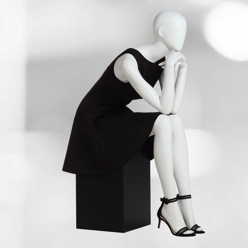 Mannequin de vitrine femme - 111 MADEMOISELLE - WINDOW FRANCE - abstrait / assis / haut de gamme