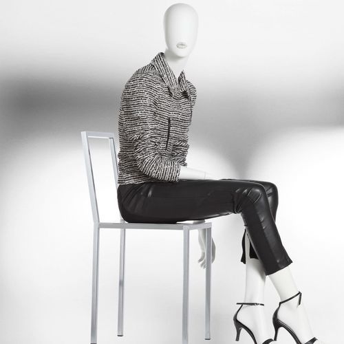 Mannequin de vitrine femme - 76 VOGUE - WINDOW FRANCE - abstrait / assis / haut de gamme