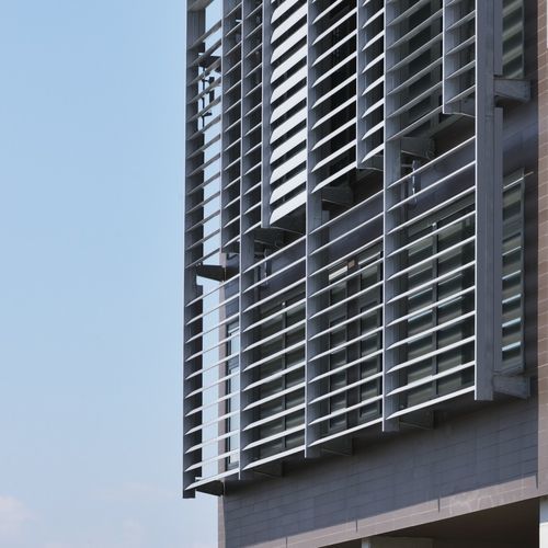 Brise-soleil en aluminium - F135 - Soltec - pour façade / pour fenêtre / vertical