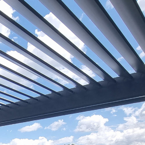Pergola bioclimatique - Soltec - autoportée / en métal / en bois