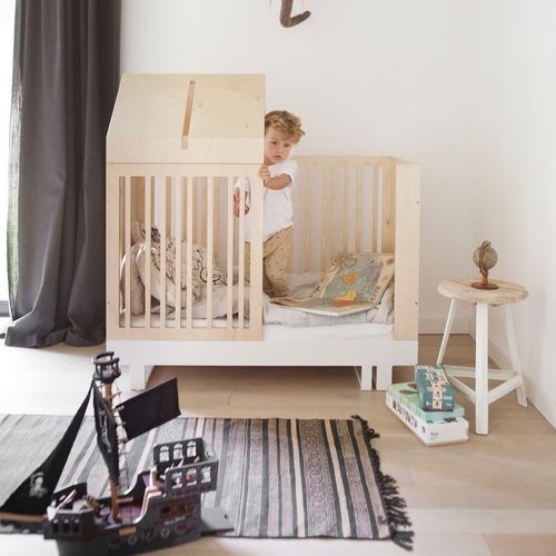 Lit pour bébé cabane - ROOF - KUTIKAI - simple / contemporain / en bouleau