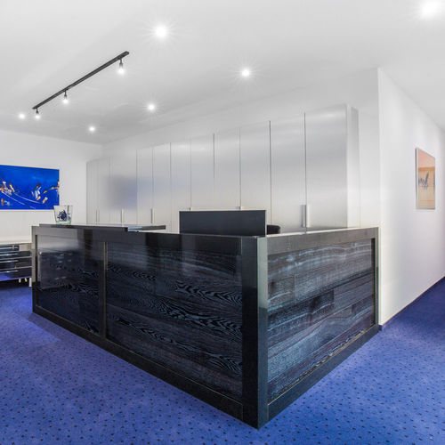 Banque d'accueil d'angle - Luis Design - en bois laqué / en granite
