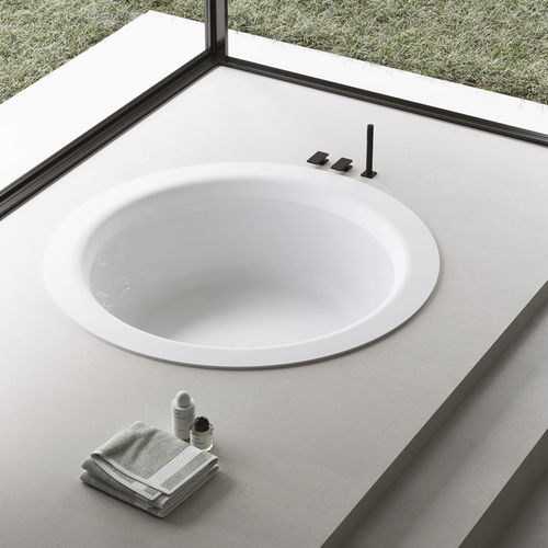 Baignoire ronde - RING - Disenia - en îlot / pour habitat / en composite
