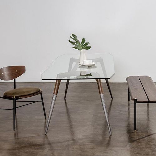 Table à manger contemporaine - ASSEMBLY  - District 8 - en chêne / en verre / en fonte d'aluminium