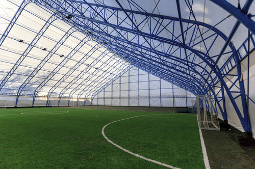 Structure tendue sur ossature métallique - FOOTBALL FIELD - HOLSTROY - pour couverture / avec membrane en pvc / pour espace public