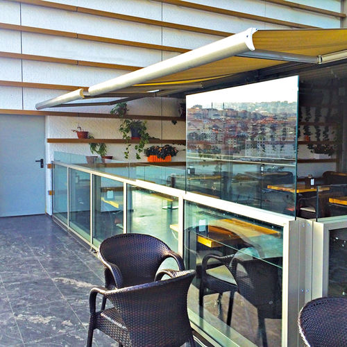 Panneau pare-vent en verre - SINGLE MOTION  - BYART GROUP - professionnel