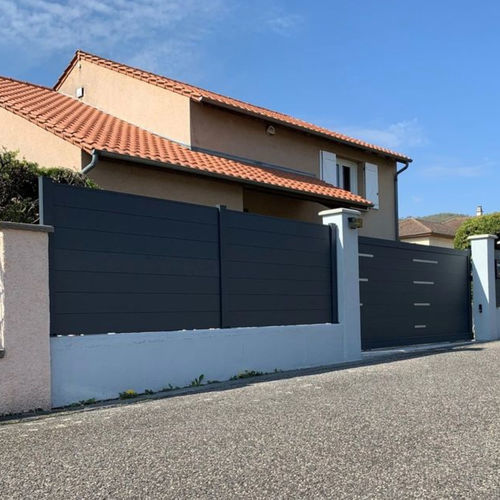 Clôture à panneau - BYART GROUP - résidentielle / en aluminium / rectangulaire