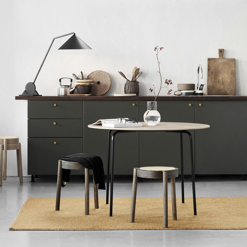 Table contemporaine - CAMP - Northern - en chêne / en stratifié / ronde