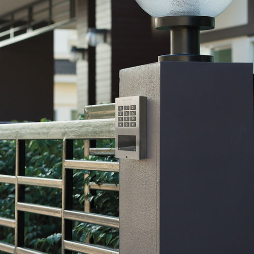 Système de contrôle d'accès centralisé filtrage des entrées - A1121  - DoorBird - IP / avec lecteur RFID / en saillie