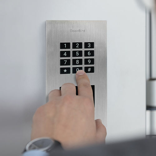 Système de contrôle d'accès centralisé filtrage des entrées - 423872059 - DoorBird - IP / avec lecteur RFID / à montage affleurant