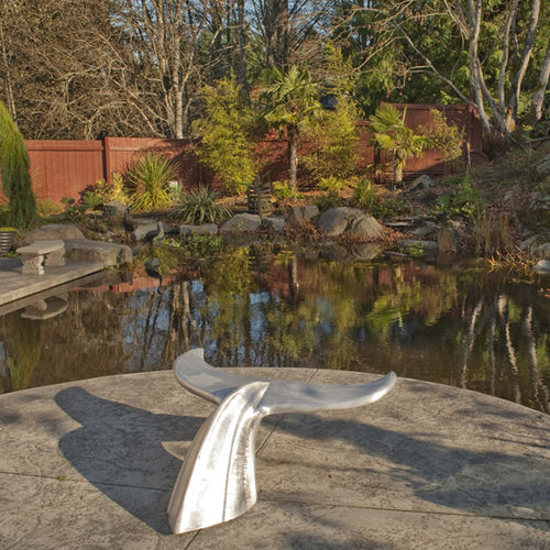 Banc public design original - WHALE TAIL - Wishbone Site Furnishings - en fonte d'aluminium / 100% recyclé / 100% recyclable