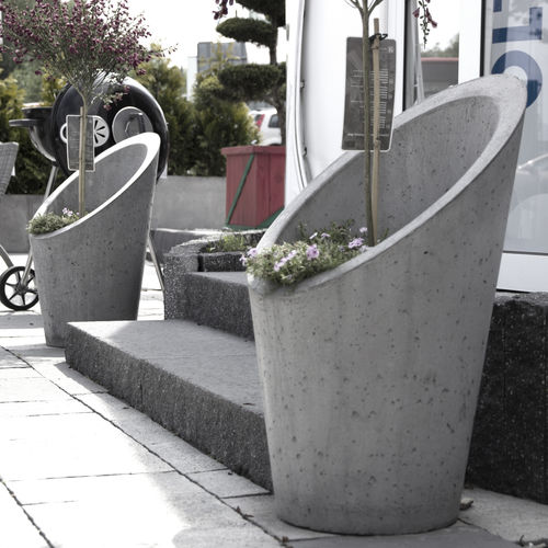 Jardinière en béton - FLOWERPOT TAGLIO - Slabb - Architectural Concrete - conique / verticale / contemporaine