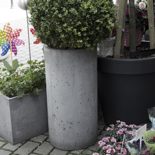 Jardinière en béton - FLOWERPOT TOPPO - Slabb - Architectural Concrete - ronde / verticale / contemporaine