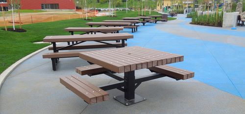 Table de style - TRANSIT - Tournesol SITEWORKS - bois / en acier / en plastique recyclé