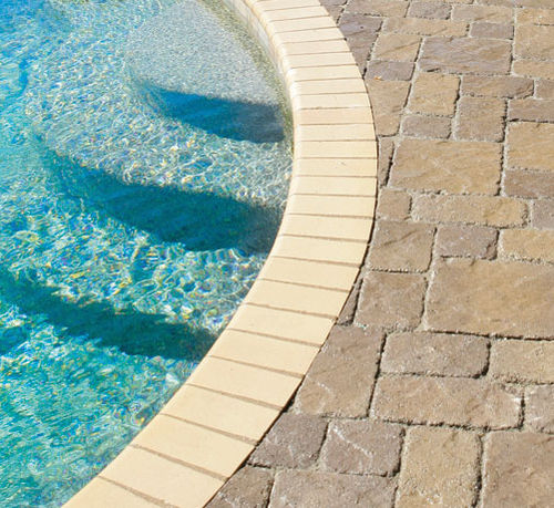 Margelle de piscine en béton - PAVESTONE