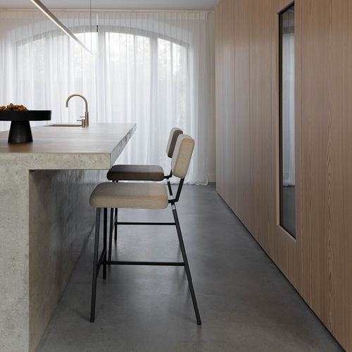 Chaise de bar contemporaine - Ode  - Studio H&K B.V. - d'intérieur / en tissu / avec piètement en métal