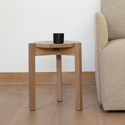 Tabouret contemporain - Base  - Studio H&K B.V. - en chêne / avec piètement en bois / 3 pieds