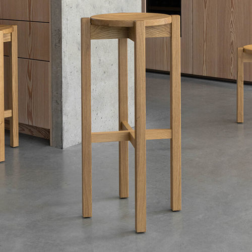 Tabouret de bar contemporain - Base  - Studio H&K B.V. - en chêne / avec piètement en bois / 4 pieds