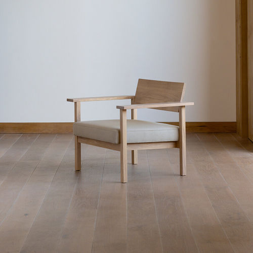 Fauteuil contemporain - Base  - Studio H&K B.V. - en tissu / en chêne / avec coussin amovible