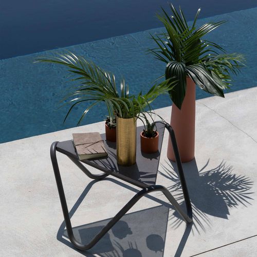 Table d'appoint contemporaine - Vogue  - Lafuma Mobilier - en acier laqué / avec piètement en acier / triangulaire