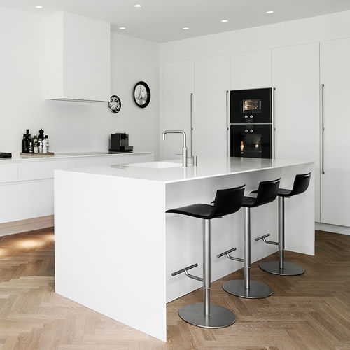Cuisine contemporaine - FORM 6  - MULTIFORM - en placage de bois / en Fenix NTM® / avec îlot