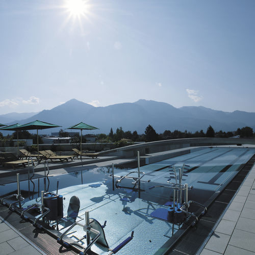 Piscine à débordement - HOTEL PANORAMAHAUS - BERNDORF METALL- UND BÄDERBAU GMBH - couverte / d'extérieur / d'intérieur