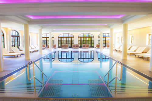 Piscine à débordement - HOTEL JAGDHOF - BERNDORF METALL- UND BÄDERBAU GMBH - couverte / d'extérieur / d'intérieur