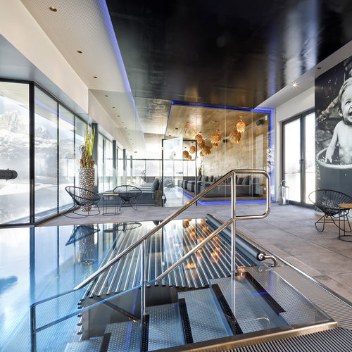 Piscine à débordement - HOTEL PENZINGHOF - BERNDORF METALL- UND BÄDERBAU GMBH - d'extérieur / d'intérieur / professionnelle