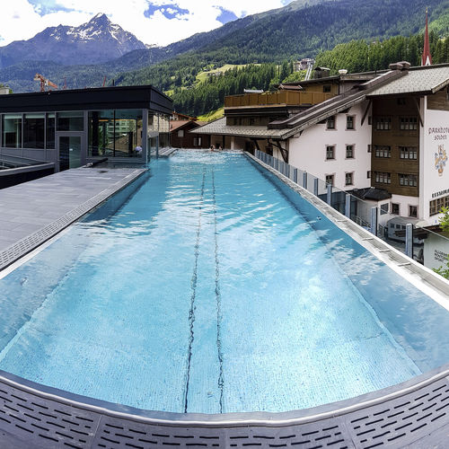 Piscine à débordement - LIFESTYLE HOTEL DIE BERGE - BERNDORF METALL- UND BÄDERBAU GMBH - d'extérieur / d'intérieur / professionnelle