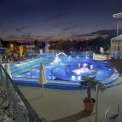 Piscine à débordement - CAPRIMA - BERNDORF METALL- UND BÄDERBAU GMBH - sur mesure / d'extérieur / d'intérieur