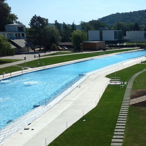 Piscine à débordement - RIVI&Egrave;RA - BERNDORF METALL- UND BÄDERBAU GMBH - sur mesure / couloir de nage / d'extérieur