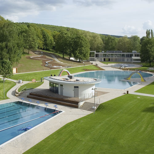 Piscine à débordement - S&Uuml;DBAD TRIER - BERNDORF METALL- UND BÄDERBAU GMBH - d'extérieur / d'intérieur / professionnelle
