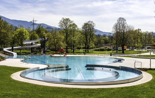 Piscine à débordement - FREIBAD KOLLNAU - BERNDORF METALL- UND BÄDERBAU GMBH - sur mesure / d'extérieur / d'intérieur