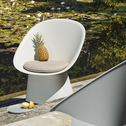 Fauteuil contemporain - Sensu - TOOU - en Sunbrella® / en plastique / avec coussin amovible