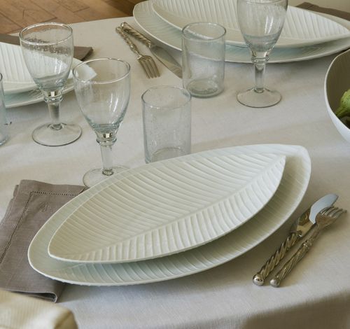 Assiette de présentation - BANANIER - Jacques Pergay - elliptique / en porcelaine de Limoges / pour restaurant gastronomique