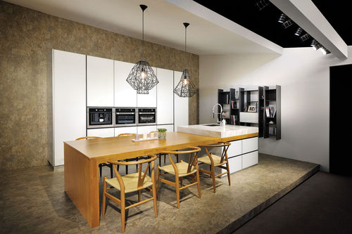 Cuisine contemporaine - BEGINN - Alustil - en placage de bois / en bois laqué / en pierre